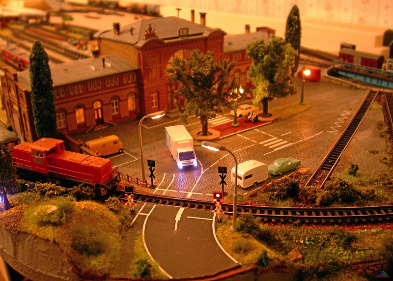 128 Bahnhofsvorplatz Enndingen.JPG - Der großzügige Bahnhofsvorplatz Enndingen mit Bahnübergang im Vordergrund